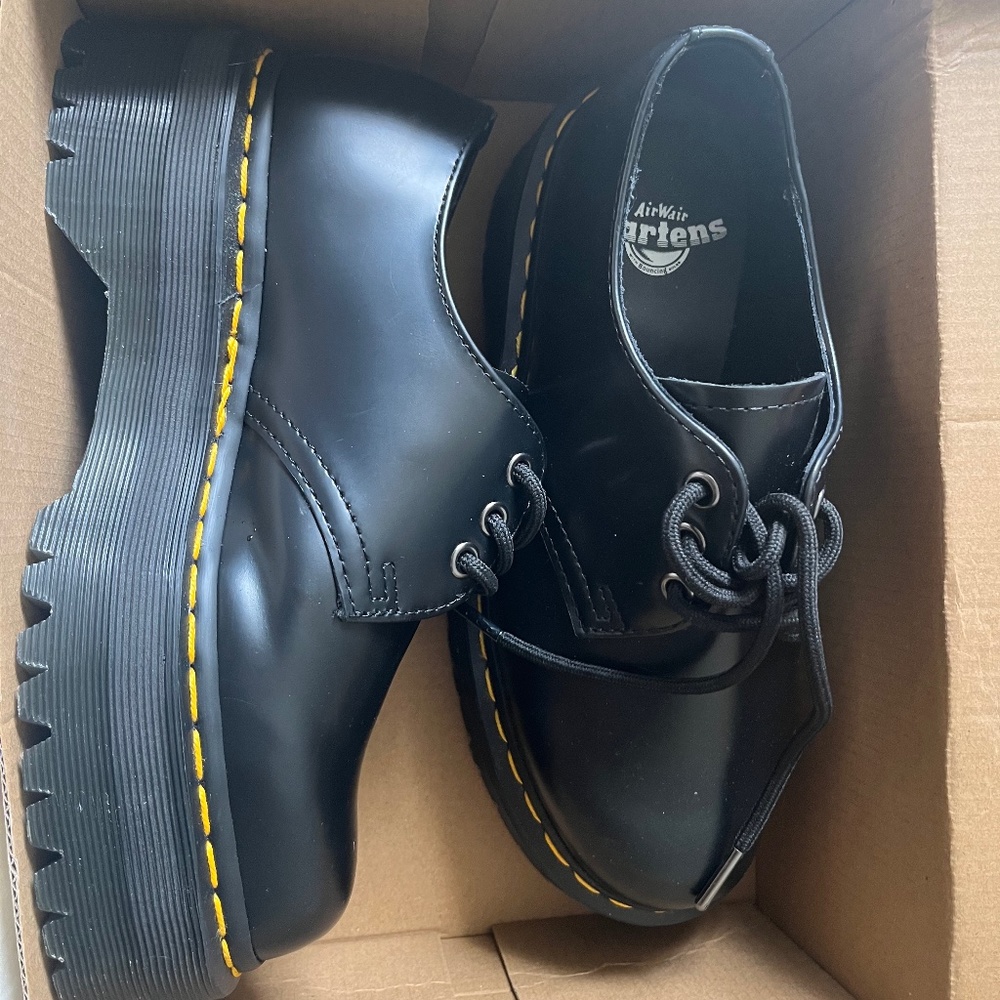 Dr. Marten’s 8053 LEATHER PLATFORM CASUAL SHOES